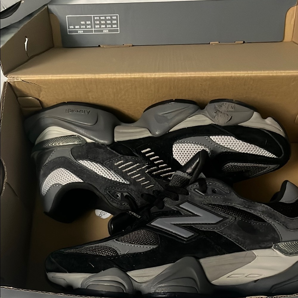 New Balance Men's Black and White Sneakers
